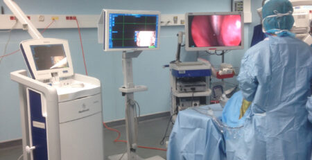 Endoscopie endonasale: Ecran haute définition face au chirurgien. Le système de neuronavigation est à gauche.